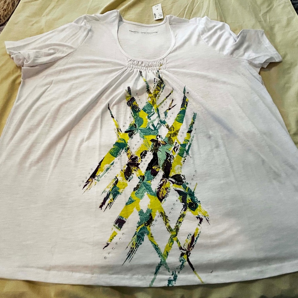 T-SHIRT, RUCHED NECK, WHITE WITH PRINT, SIZE 4X, GLASS SPARKLE ACCENTS, VEE NECK